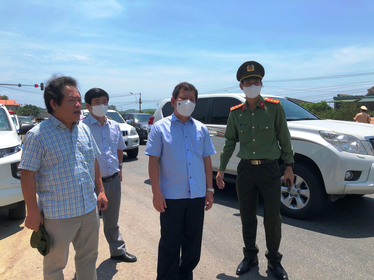 Ông Đặng Văn Minh, Chủ tịch UBND tỉnh Quảng Ngãi (ở giữa) kiểm tra phòng, chống dịch Covid-19 ở xã Phổ Châu.