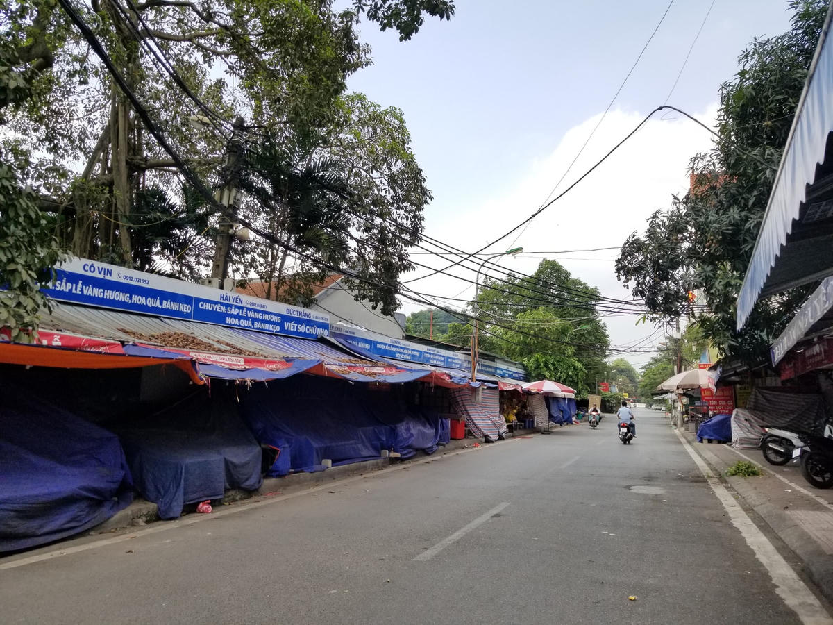 Hàng loạt các hàng quán kinh doanh trước Phủ Tây Hồ cũng đã đóng cửa.