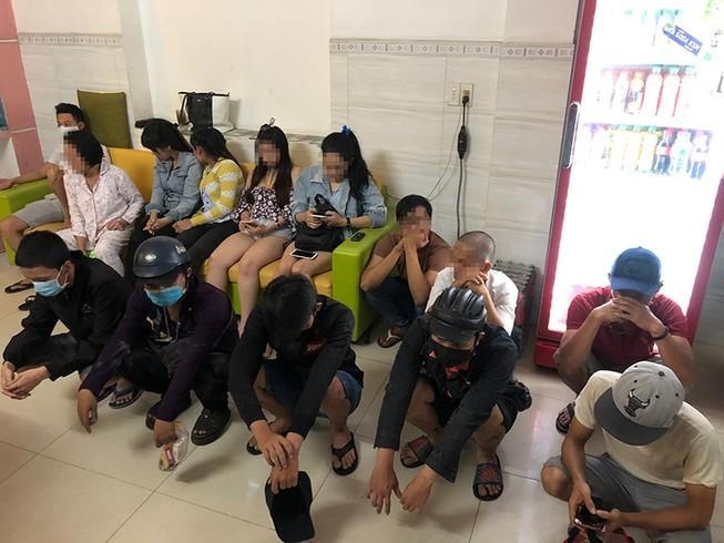 Các đối tượng bị xử lý về hành vi sử dụng ma túy trái phép.