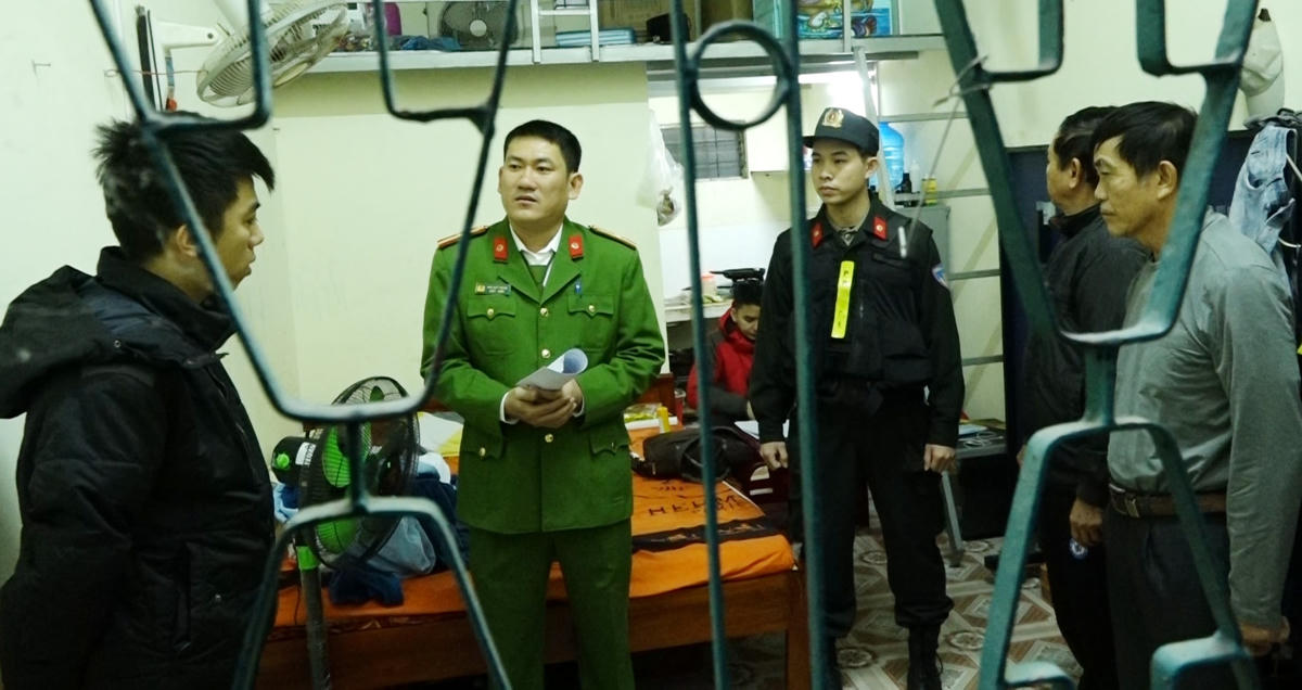 Tống đạt các quyết định triệu tập các đối tượng liên quan ổ nhóm tín dụng đen.