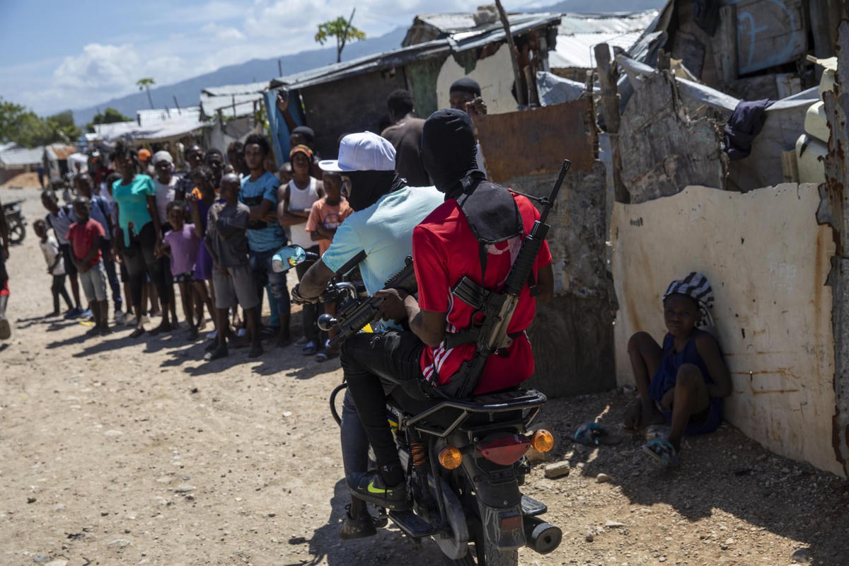 Các thành viên liên minh băng đảng G9 đi tuần qua đường phố Wharf Jeremy ở Port-au-Prince, Haiti.