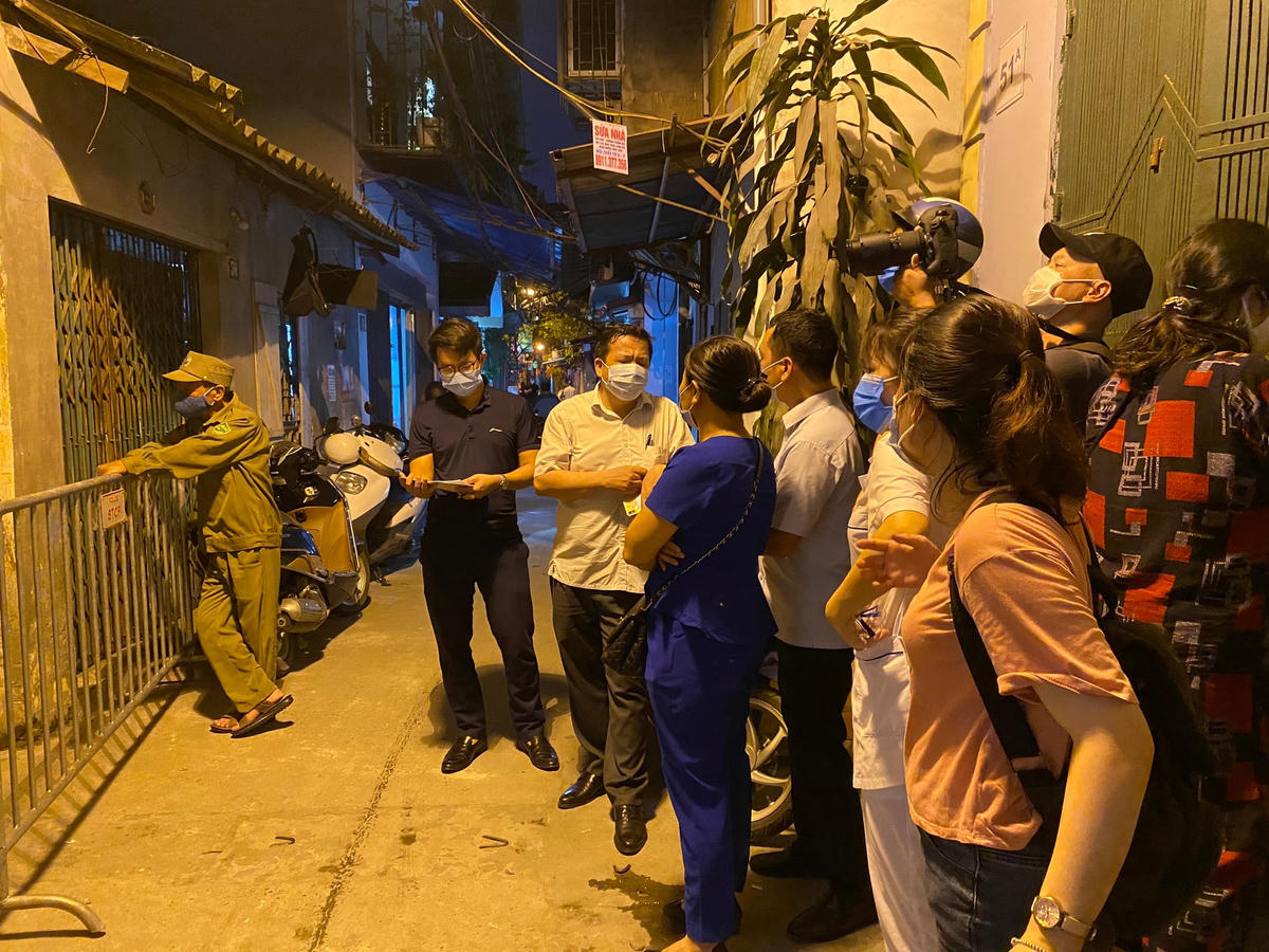 Người dân xung quanh được yêu cầu hạn chế giao tiếp, thực hiện nghiêm túc việc đeo khẩu trang.