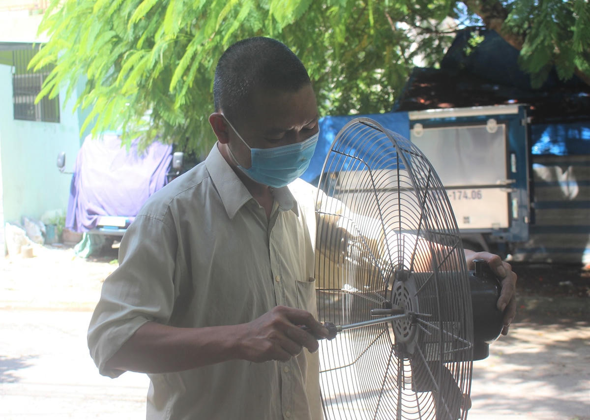 Người dân KDC Lưu Minh đang sửa chữa đồ đạc.
