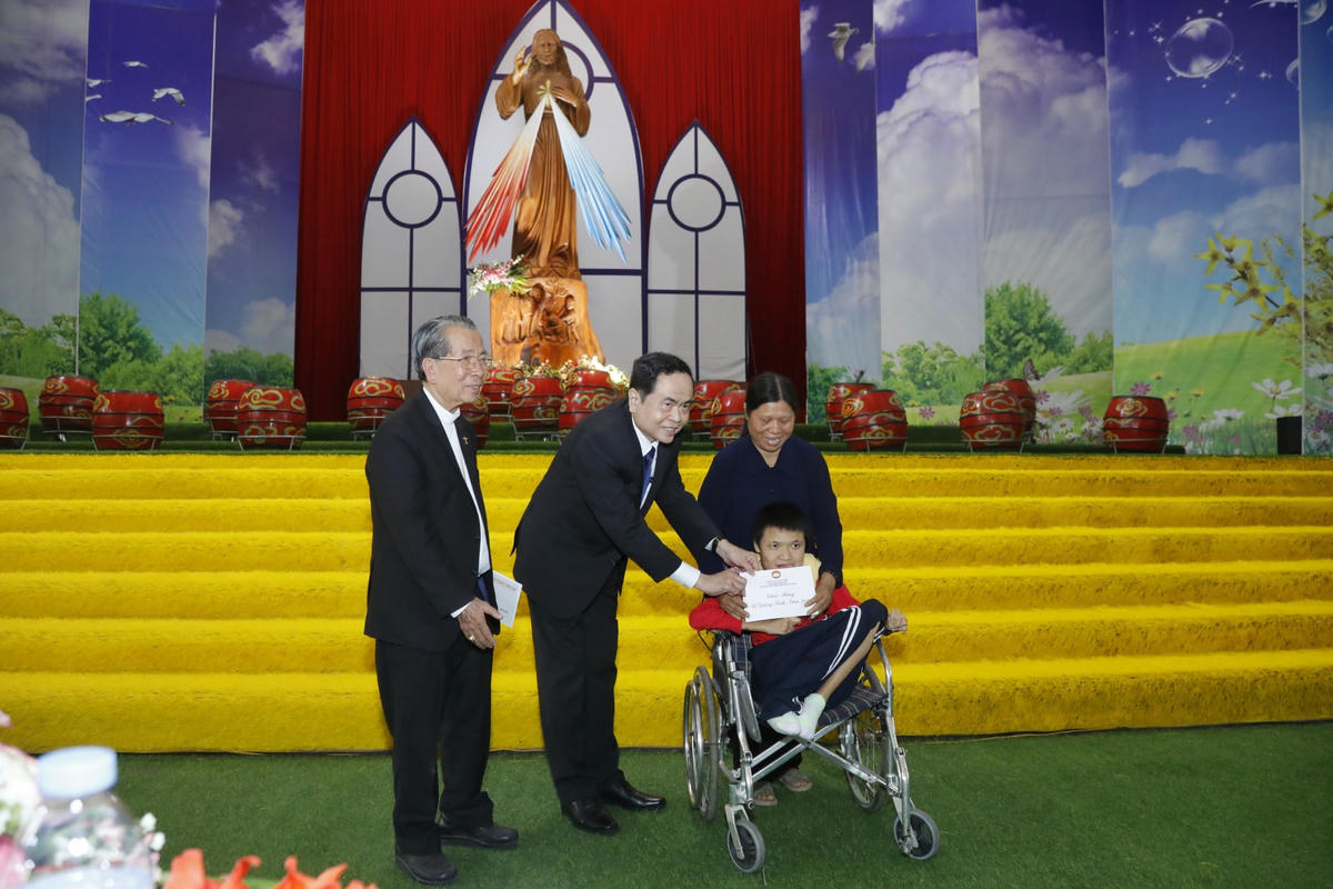 Chủ tịch Trần Thanh Mẫn tặng quà trẻ em nghèo đang được Tòa Giám mục Thái Bình nuôi dưỡng 