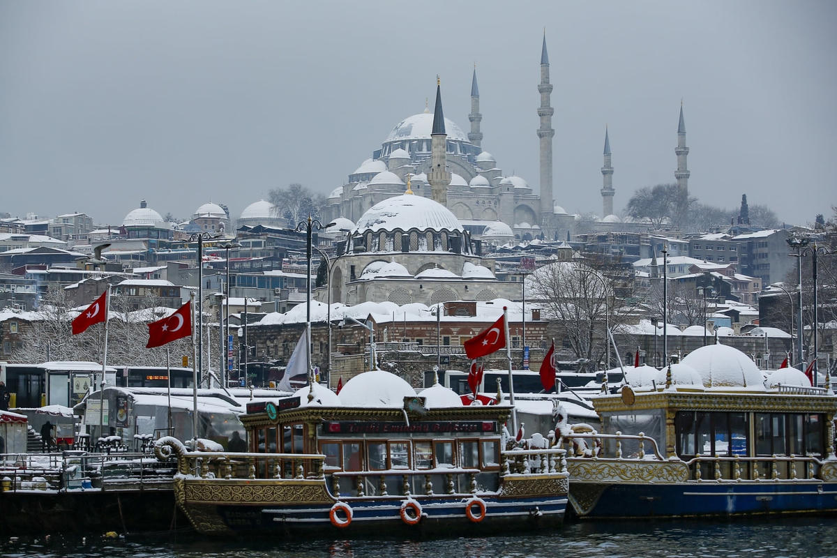Những chiếc thuyền du lịch cập bến tại cảng Istanbul Golden Horn, ngay trước một nhà thờ Hồi giáo SuleMymaniye được phủ kín bởi tuyết. Ảnh: Emrah Gürel / AP FacebookTwitter.