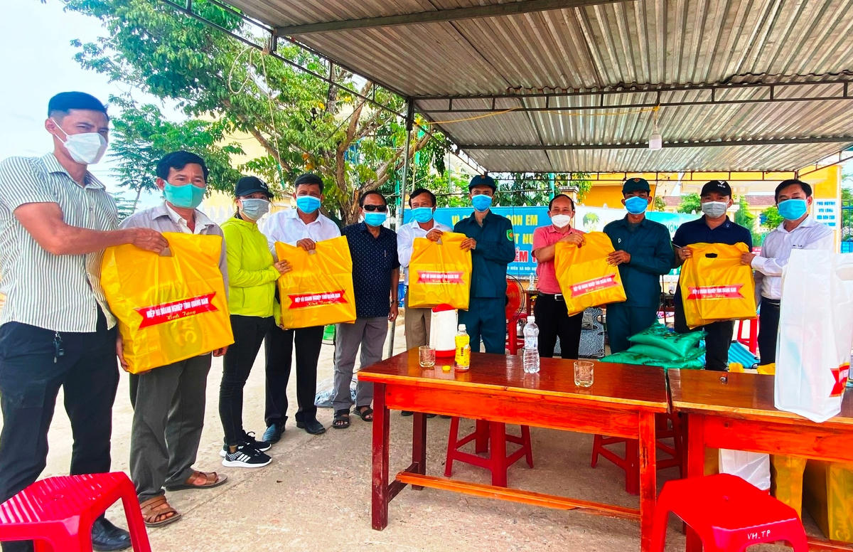 Những phần quà ý nghĩa của HHDN đã đến các chốt kiểm soát dịch và người dân.
