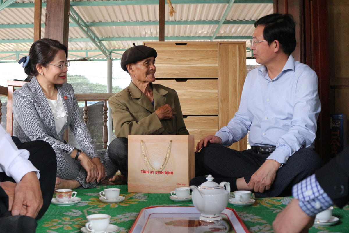 Bí thư Tỉnh ủy Bình Định thăm và chúc Tết ông Đinh Văn Xí, thôn 3, xã An Dũng.