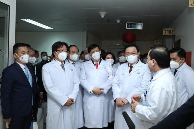 Chủ tịch Quốc hội Vương Đình Huệ trò chuyện với các thầy thuốc, nhà khoa học và nhân viên y tế tại Bệnh viện Hữu nghị Việt Đức (Hà Nội).  