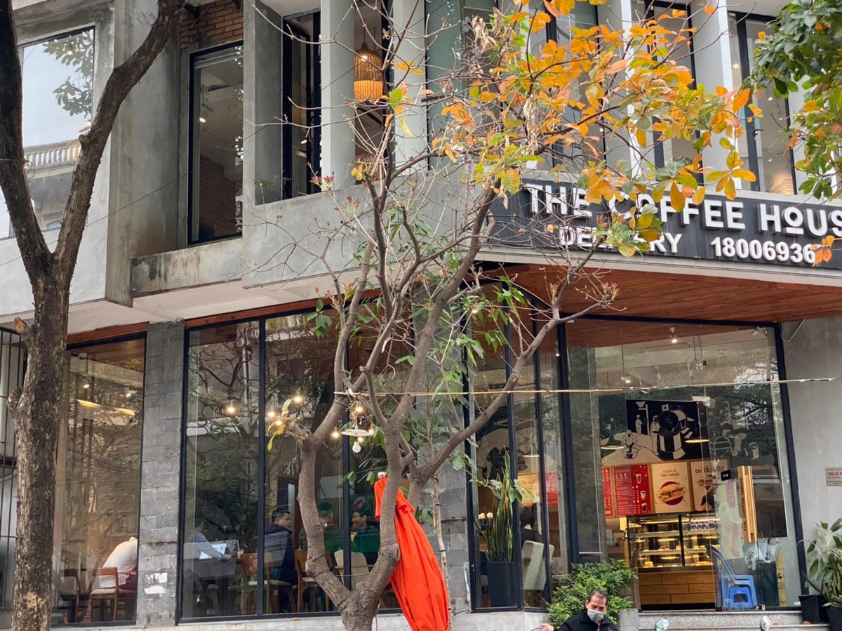 [ẢNH] Người dân Thủ đô tấp nập uống cafe từ sáng sớm