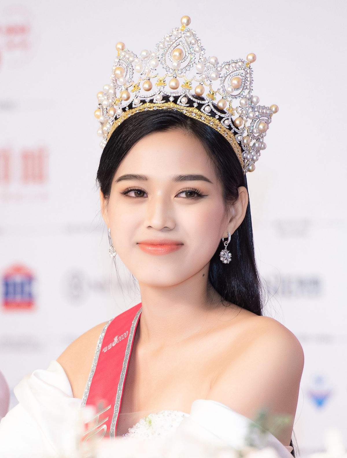 Đỗ Thị Hà hiện đang là sinh viên năm thứ hai ngành Luật Kinh doanh của trường Đại học Kinh tế Quốc dân. Để tham gia cuộc thi, Đỗ Thị Hà dành thời gian tập luyện thể hình, trau dồi ngoại ngữ, các kiến thức xã hội và nhiều kỹ năng giao tiếp khác.