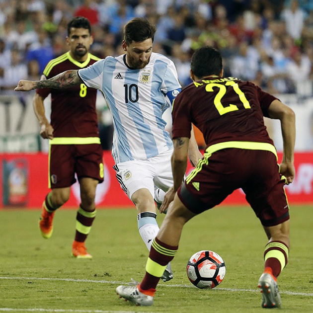 20 khoảnh khắc định nghĩa sự nghiệp vĩ đại của huyền thoại bóng đá Lionel Messi