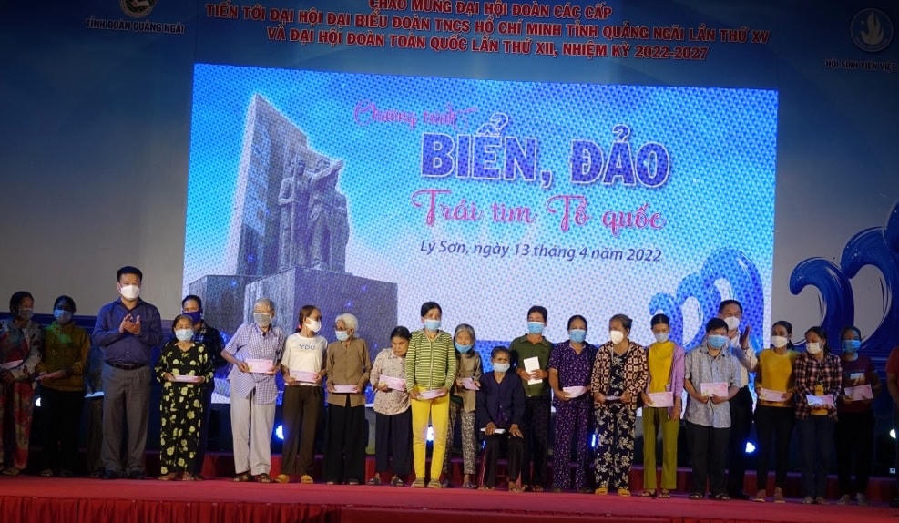 Trao tặng quà các hộ gia đình nghèo ở đảo Lý Sơn.