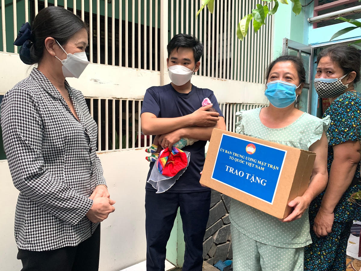 Phó Chủ tịch đến thăm và tặng quà cho người dân tại quận Bình Thạnh.