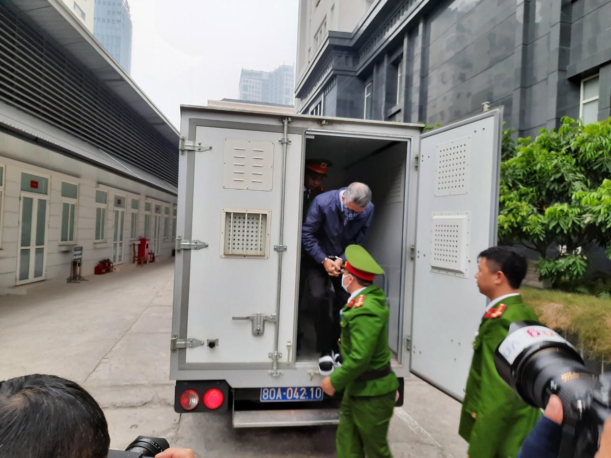 Bị cáo Phan Chí Dũng bị áp tải đến tòa.
