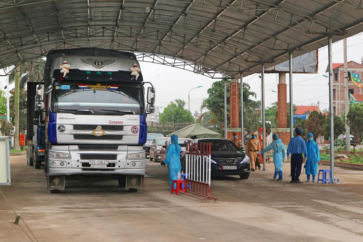 Người và phương tiện qua chốt cầu Vàng Chua (xã Bình Dương) được kiểm soát chặt chẽ..