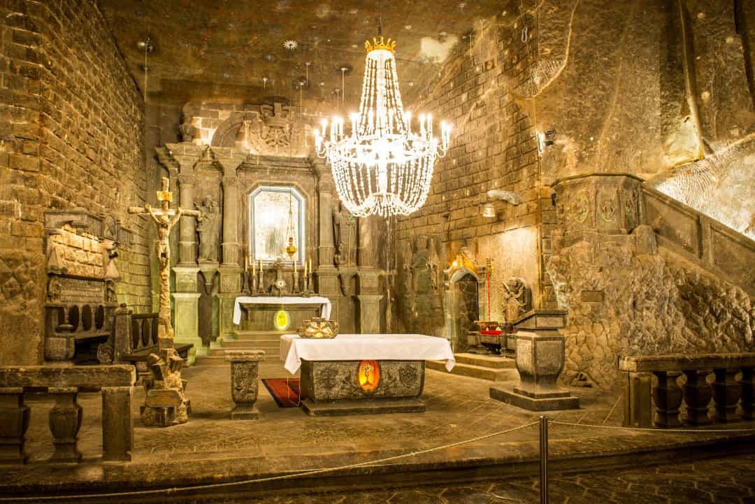 Nhà nguyện mỏ muối Wieliczka, Ba Lan - Những người thợ mỏ, những người làm công việc nguy hiểm đến tính mạng, cần tôn giáo dưới lòng đất, vì vậy họ đã chạm khắc các nhà nguyện trực tiếp từ muối mỏ.  