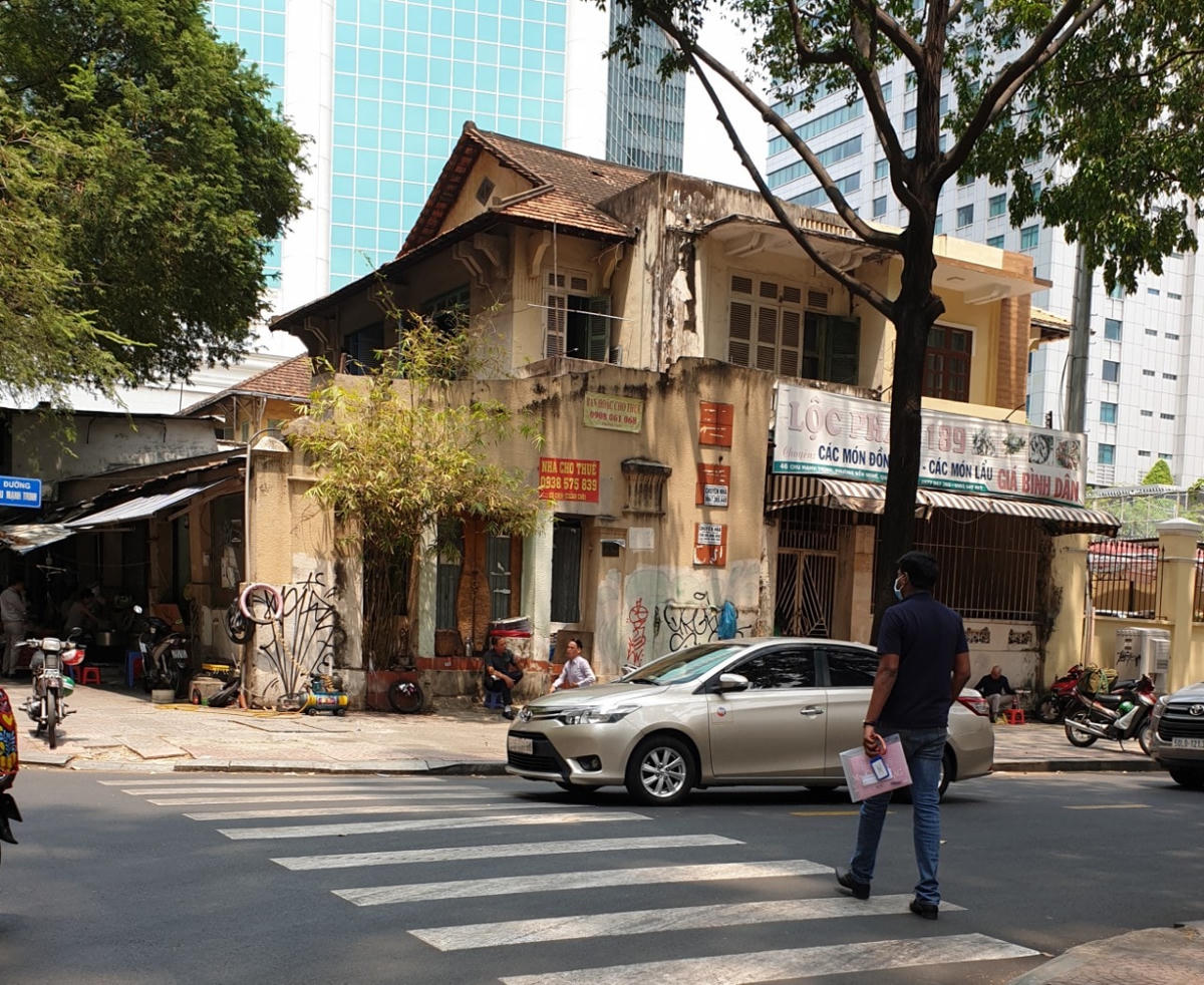 Một góc khu đất “vàng” do Tổng Công ty Vinafood 2 sử dụng ở góc đường Nguyễn Du và Chu Mạnh Trinh, quận 1, TP HCM. Ảnh: Hồng Lĩnh.