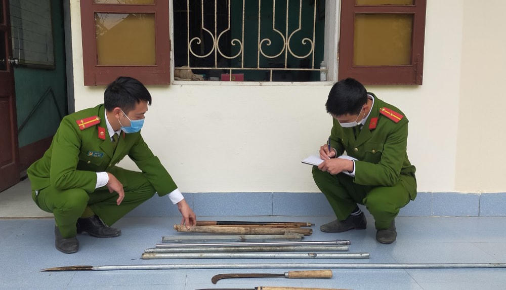 Hàng loạt hung khí có sức sát thương cao được Công an thu giữ trong trận hỗn chiến.