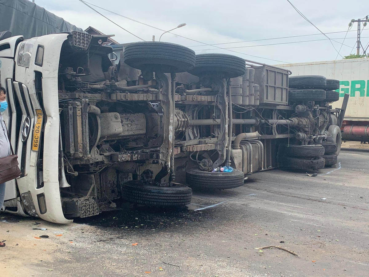 Chiếc chiếc xe tải mang BKS 66C-041.12 lật nghiêng hư hỏng nặng.