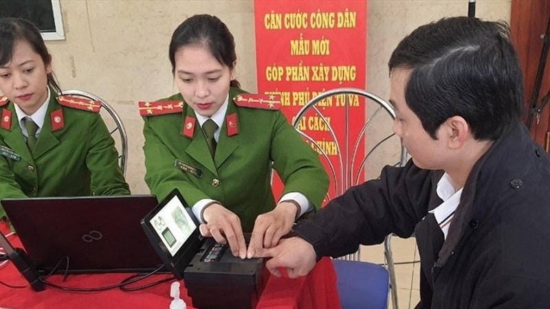 Người dân làm thẻ CCCD gắn chip.