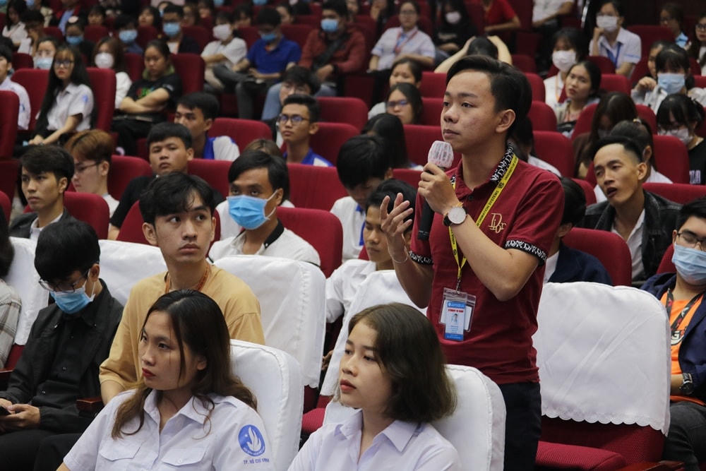 Sinh viên tham gia buổi tọa đàm đặt câu hỏi cho các diễn giả về khởi nghiệp.