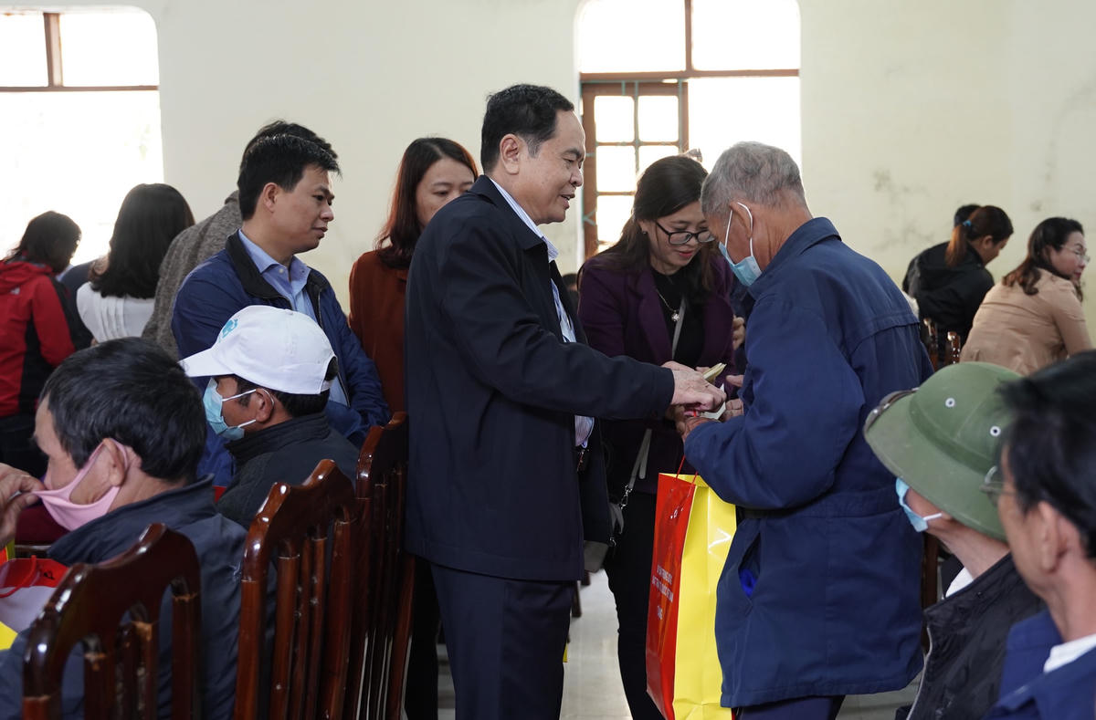 Chủ tịch Trần Thanh Mẫn tặng quà bà con nhân dân xã Lộc Thủy.