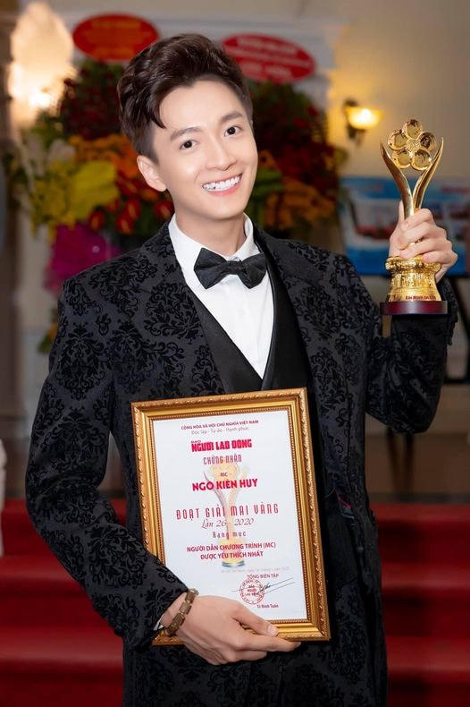 Ngô Kiến Huy khoe ảnh được nhận Cup Mai Vàng 2020: "Năm thứ 4 liên tiếp nhận giải Mai Vàng và là lần thứ 2 cho giải MC được yêu thích nhất, Huy cảm ơn tổ nghiệp, ban tổ chức giải Mai Vàng, khán giả đã luôn yêu thương cho Huy với con đường hướng đến hình ảnh nghệ sĩ đa năng của mình". 