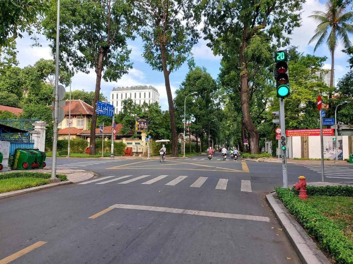 Ngã tư đường Lê Quý Đôn và Điện Biên Phủ, Quận 3 chiều 10/7.Đường Nam Kỳ Khởi Nghĩa, Quận 3 chiều ngày 10/7.Trước khi chưa có Chỉ thị 16, đường Pastuer, Quận 3 xe ô tô nối đuôi nhau, nhưng chiều ngày 10/7, con đường này thi thoảng mới có xe chạy qua.Ngã tư đường Võ Thị Sáu và đườngTrần Quốc Thảo, Quận 3 ngày thường rất đông xe, chiều ngày 10/7 vắng vẻ.Đường Nguyễn Văn Trổi, quận Phú Nhuận chiều ngày 10/7.Ngã 4 đường Cộng Hòa và đường Út Tịch trước ngày giãn cách thường xuyên diễn ra kẹt xe. Nhưng chiều 10/7, vắng xe như ngày Tết.Bùng binh đường Lê Văn Sỹ, Phạm Văn Hai và Bùi thị Xuân, quận Tân Bình.Ngã tư đường Công Hòa và đường Tân Kỳ Tân Quý là "điểm đen" kẹt xe, nhưng chiều ngày 10/7 lại rất vắng vẻ.Đường Lê Văn Sỹ, Quận 3 chiều 10/7, với hàng loạt cửa hiệu đóng cửa sắt.Đường Trường Chinh, Quận 12 tối 10/7 không còn những cửa hàng tấp nập ra vào như mọi khi.