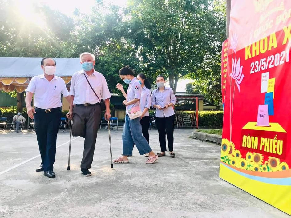 Nhà giáo ưu tú, thương binh Hoàng Nguyên trú tại xóm Làng Sen, xã Kim Liên, huyện Nam Đàn thực hiện quyền cử tri với đôi chân 'đặc biệt" (Ảnh: Lăng ALex).