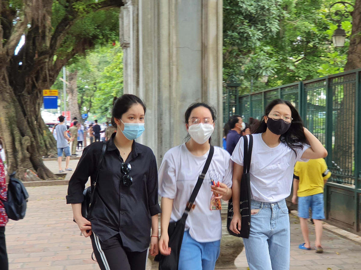 Ngoài những sĩ tử đến cầu may cùng gia đình, rất nhiều các nhóm nhỏ từ 3-10 em cũng rủ nhau đến Văn Miếu - Quốc Tử Giám cầu đảo cho kì thi quan trọng bậc nhất này.