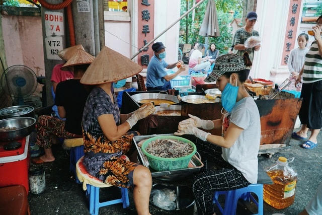 Cần 4 người liên tục nặn bánh mới kịp phục vụ thực khách.  