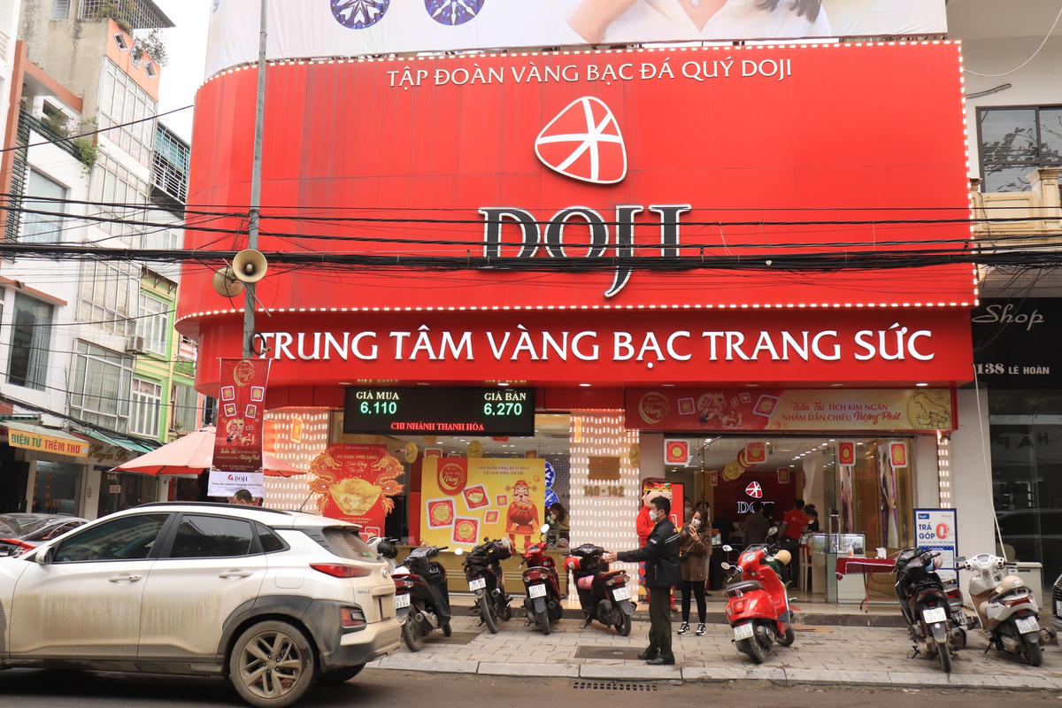 So với tiệm vàng Kim Chung, các cửa hàng vàng bạc đá quý trên đường Lê Hoàn có phần vắng khách hơn. 