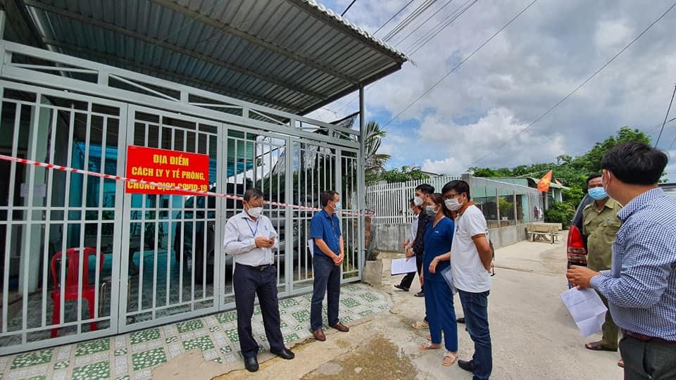 Kiểm tra một trường hợp F1 thí điểm cách ly tại nhà ở Bình Dương. Ảnh: BYT.