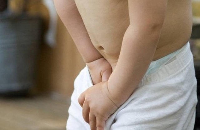 Phụ huynh nên kiểm tra tinh hoàn ở các bé trai để kịp thời phát hiện tinh hoàn ẩn, tránh nguy cơ vô sinh, ung thư (ảnh minh họa).  