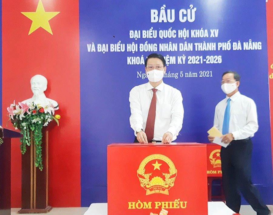 Chủ tịch Ủy ban MTTQ Việt Nam TP Đà Nẵng Ngô Xuân Thắng bỏ phiếu tại khu vực bỏ phiếu số 8, phường Hòa Cường Nam, quận Hải Châu. Nguồn ảnh, Ủy ban bầu cử TP Đà Nẵng.