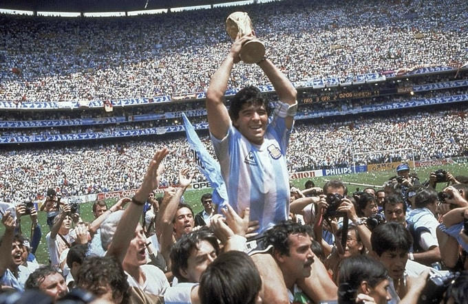 Maradona tỏa sáng và trở thành huyền thoại của bóng đá thế giới với chức vô địch World Cup 1986. Ảnh: Bob Thomas.