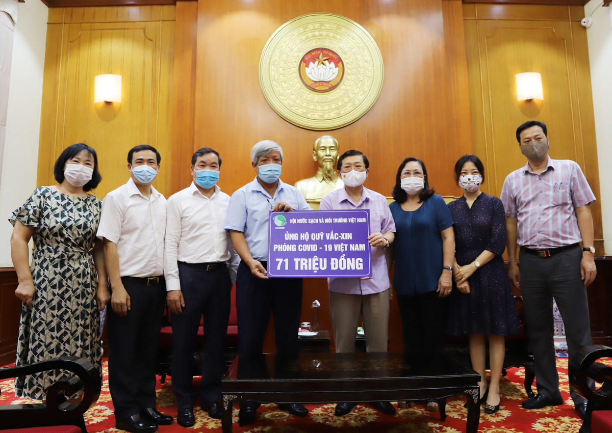 Phó Chủ tịch Nguyễn Hữu Dũng tiếp nhận ủng hộ từ Hội nước sạch và Môi trường Việt Nam.