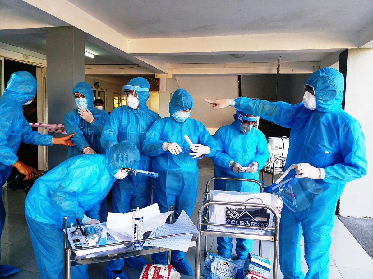 Lực lượng CDC Quảng Nam sẵn sàng công tác lấy mẫu xét nghiệm Covid-19.
