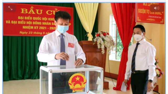 Chủ tịch UBND tỉnh Yên Bái Trần Huy Tuấn tham gia bỏ phiếu tại đất quế Văn Yên.