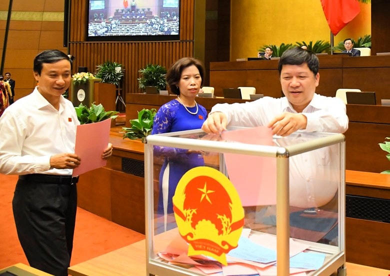 Đại biểu Quốc hội bỏ phiếu phê chuẩn bổ nhiệm thành viên Chính phủ.