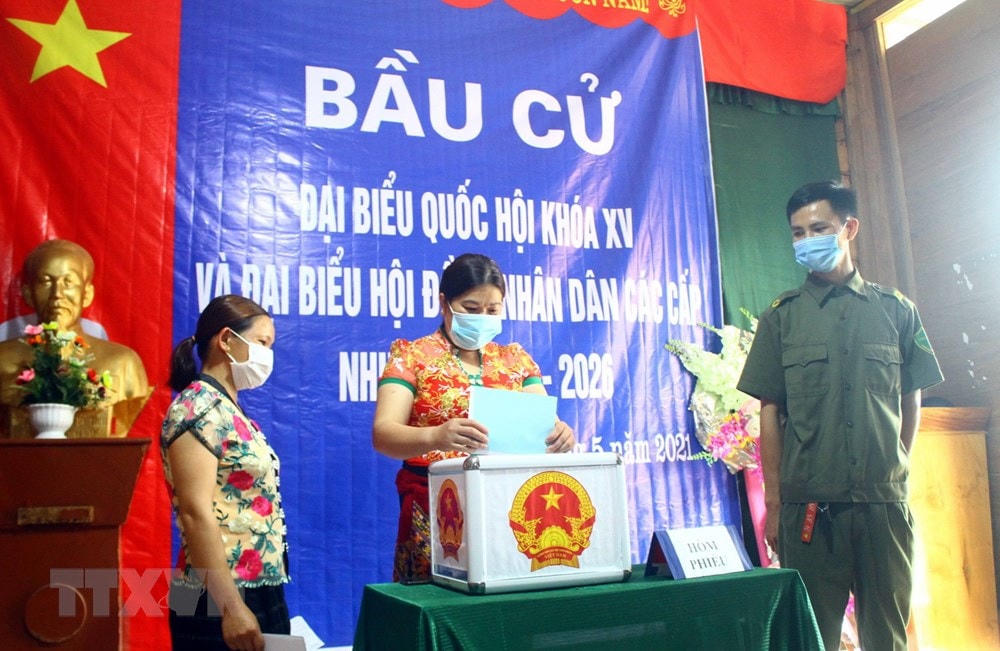 Cử tri đồng bào dân tộc thiểu số các xã miền núi, biên giới Nghệ An phấn khởi đi bỏ phiếu sớm. (Ảnh: Tá Chuyên/TTXVN).
