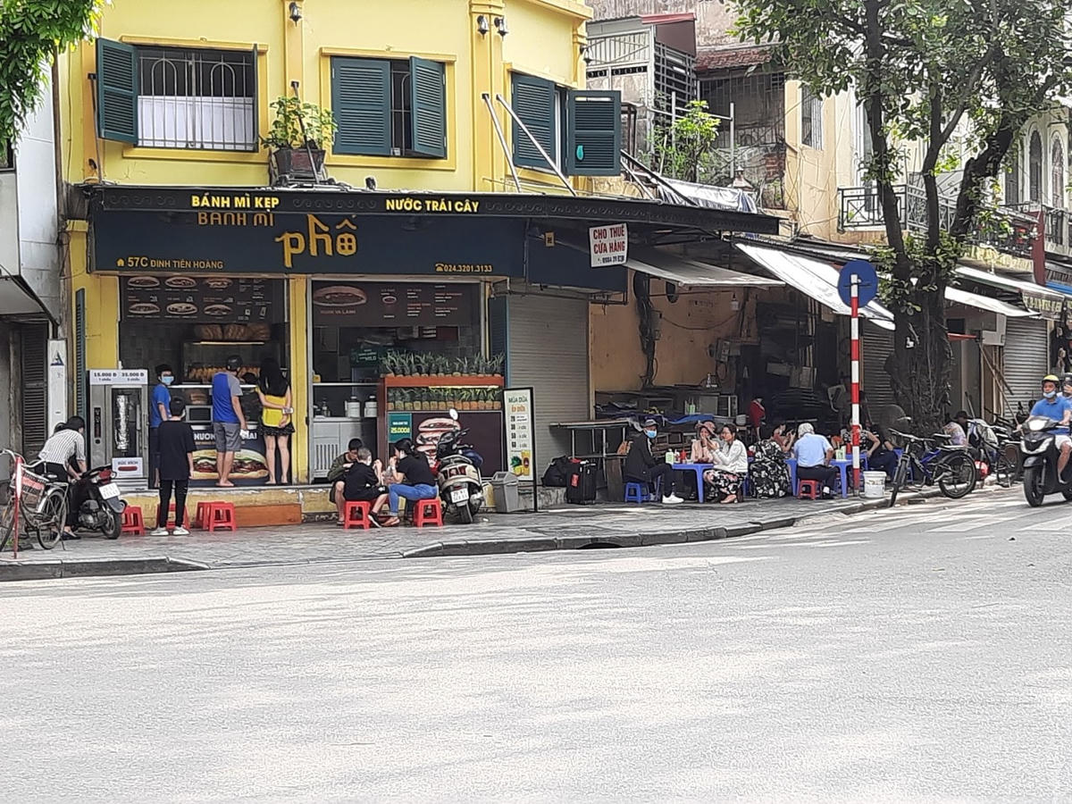 Quán Cafe trên phố Đinh Tiên Hoàng không thực hiện khuyến cáo 5K của Bộ Y Tế. Người dân vẫn vô tư không đeo khẩu trang nơi công cộng.