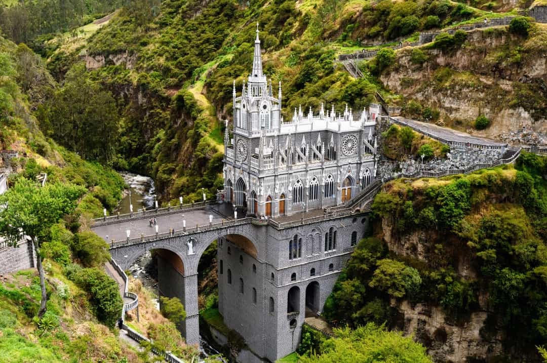 Thánh địa Las Lajas, Colombia - Nằm ở thị trấn nhỏ Ipiales, nhà thờ rộng lớn và lộng lẫy này nằm gọn trong một hẻm núi hẹp bên cạnh một con sông.  