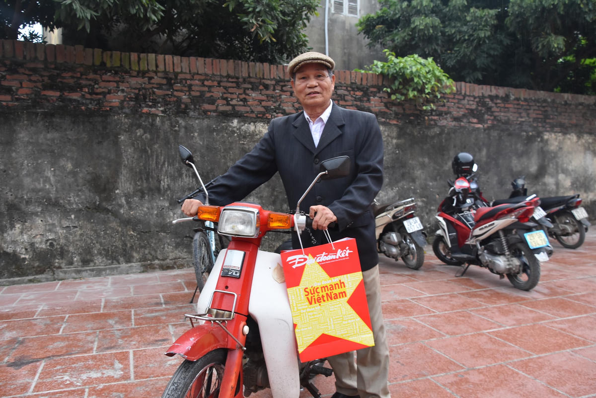 Người dân phấn khởi nhận phần quà do Đại Đoàn Kết trao tặng.