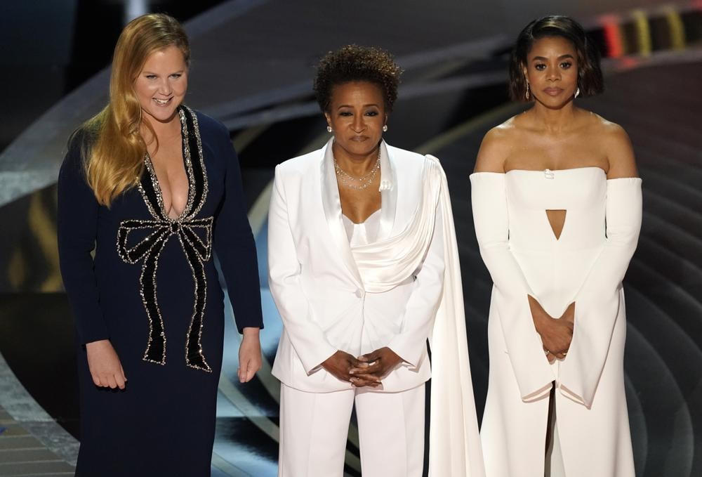 Bộ 3 MC của chương trình: Amy Schumer, Wanda Sykes, Regina Hall. Ảnh: Reuters.