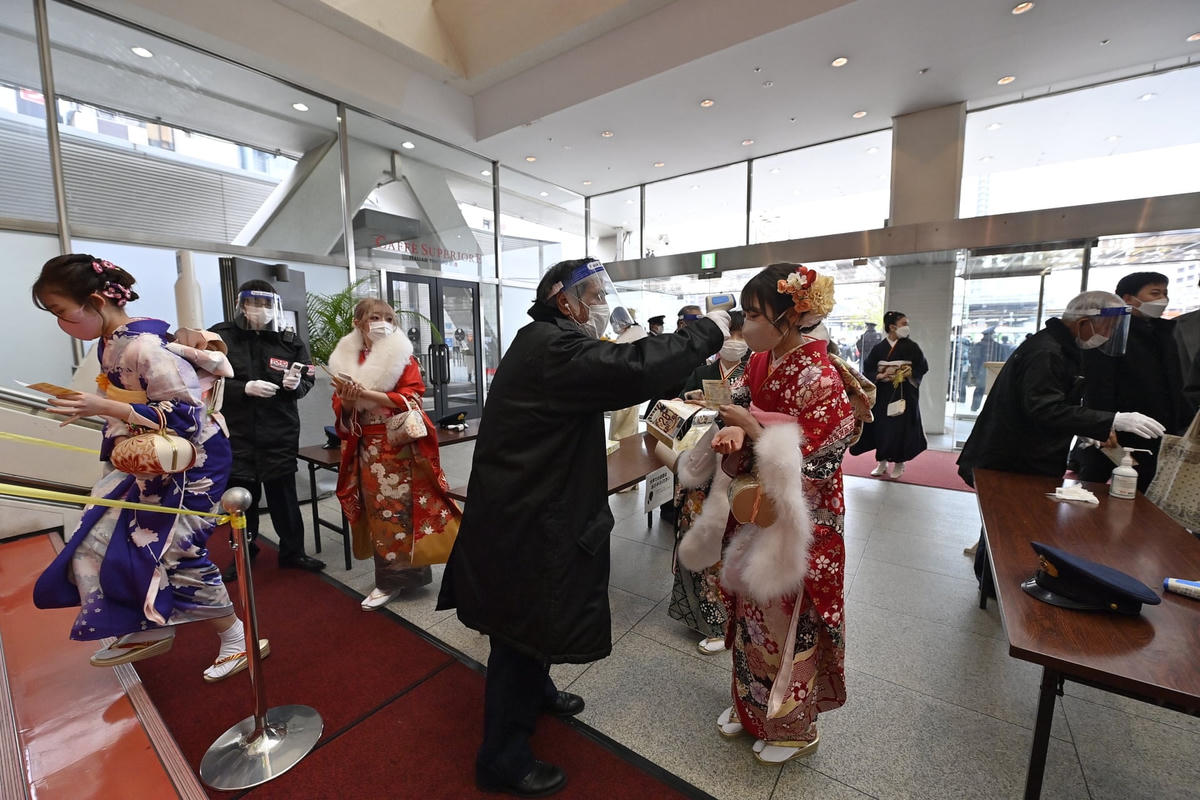 Lễ đánh dấu tuổi trưởng thành được kiểm soát bởi đội ngũ kiểm tra Covid-19 ở Tokyo. Ảnh: Anadolu Agency.