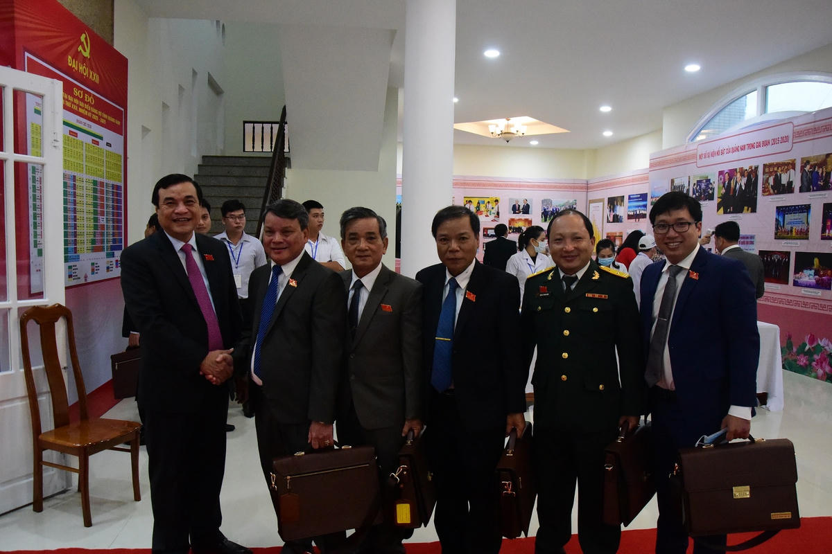 Ông Phan Việt Cường, Bí thư Tỉnh ủy chụp ảnh lưu niệm cùng các đại biểu.