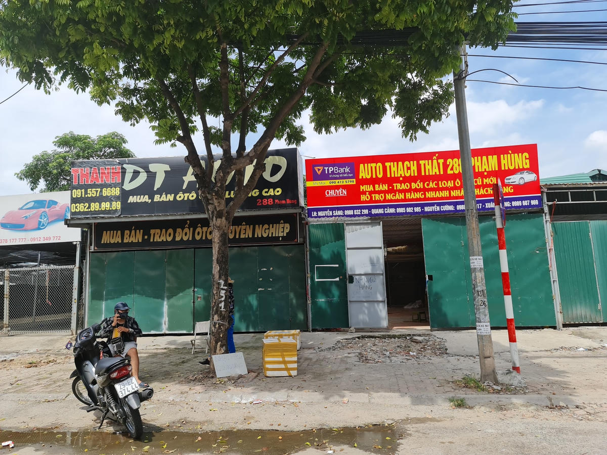 Hình ảnh shipper đang chờ xe tải đến gửi hàng đi các tỉnh.