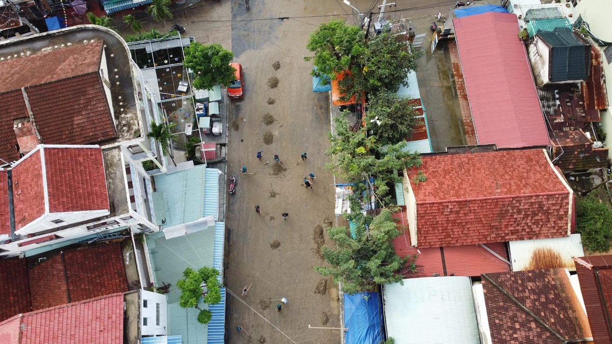 Nhìn trên cao cảnh người dân Hội An dọn dẹp vệ sinh sau lũ.
