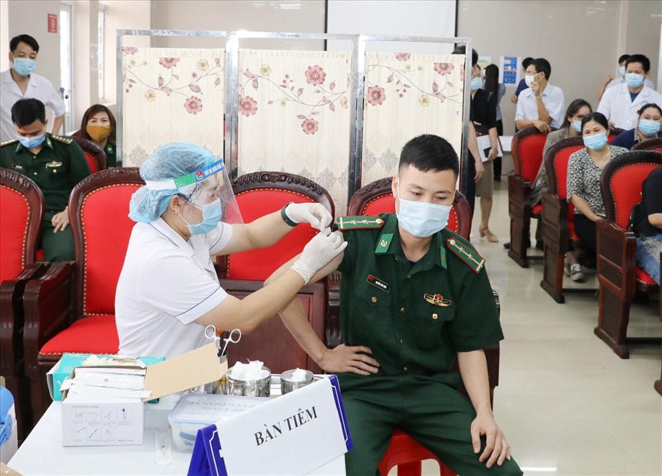 Việc tiêm phòng sẽ giúp những người tham gia tuyến đầu chống dịch yên tâm hơn về sức khỏe.